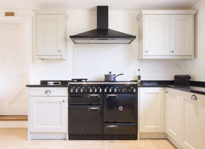 Simplify Kitchen Maintenance with the Magic of Auto-Clean Chimneys