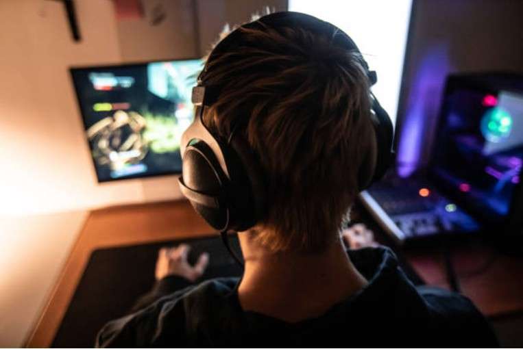 The Role of Online Gaming Rewards in Player Retention