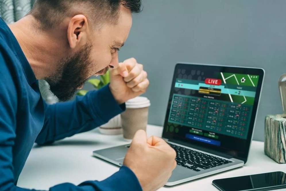 Cash-Out as a Habit in CricketX: Base Exit vs Tiny Long Ride