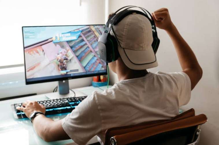 Online Gaming Explained: How It Works And Why People Love It
