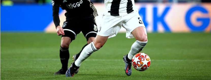 How midfielders help control a football match