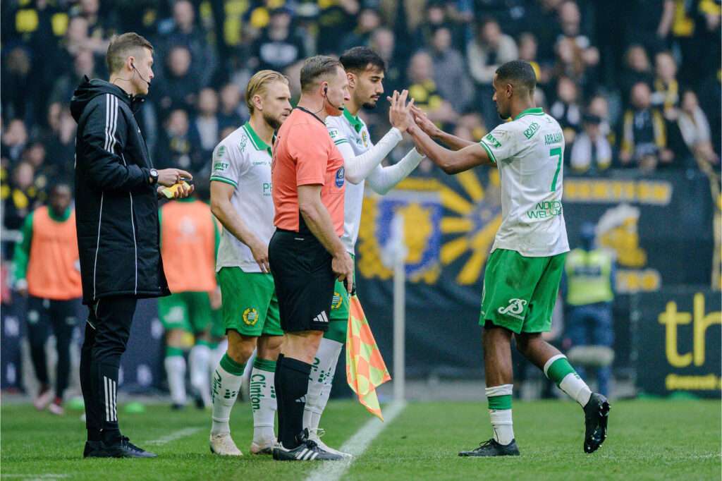 Substitute Players in Football: Rules, Limits, and Tactical Role of Substitutions
